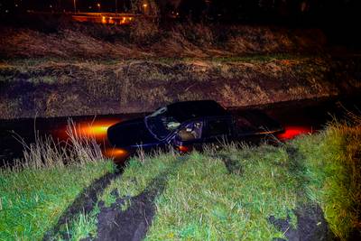 Pick-up belandt in water na slippartij op A59 bij Langeweg