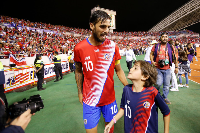Bryan Ruiz met zijn zoon na de plaatsing voor het WK 2018.