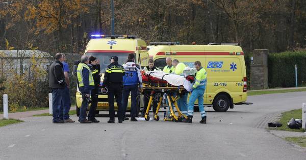 Motorrijder rijdt tegen brug in Riethoven