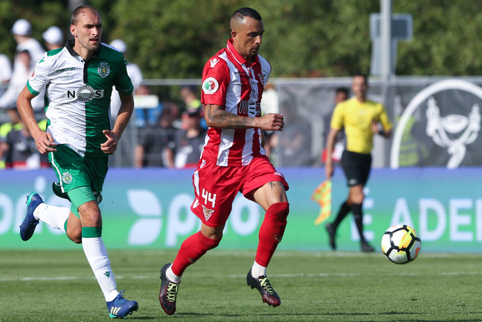 epa06752761 Desportivo das Aves player Diego Galo (R) fights for the ball with Sporting CP`s Bas Dost during the Portugal Cup Final match at Jamor Stadium in Oeiras, outskirts of Lisbon, Portugal, 20 of May 2018.  EPA/ANTONIO COTRIM