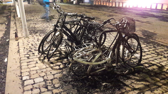 Fietsbanden op de Boulevard klapten door de hitte en het vuur.