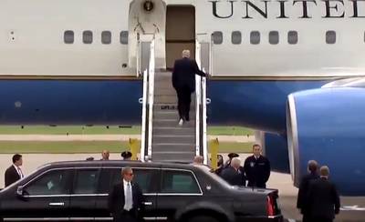 Blunder! Trump stapt Air Force One in met stuk 'wc-papier' onder schoen