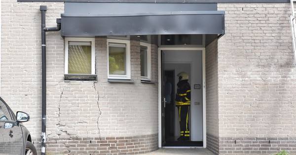 Vrouw gebruikt vermoedelijk gaspedaal in plaats van rem en ramt gevel in Brokkenstraat in Riel - BD.