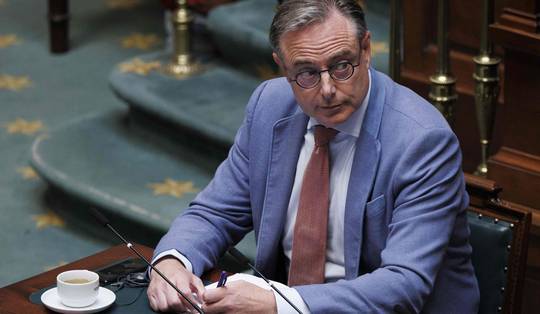 Met halfslachtig invoerverbod vermijdt De Wever discussie over erkenning Palestina