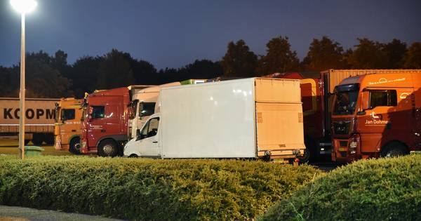 Agenten onwel na controle vrachtwagentje met duizenden liters drugsafval, Tilburger (27) opgepakt