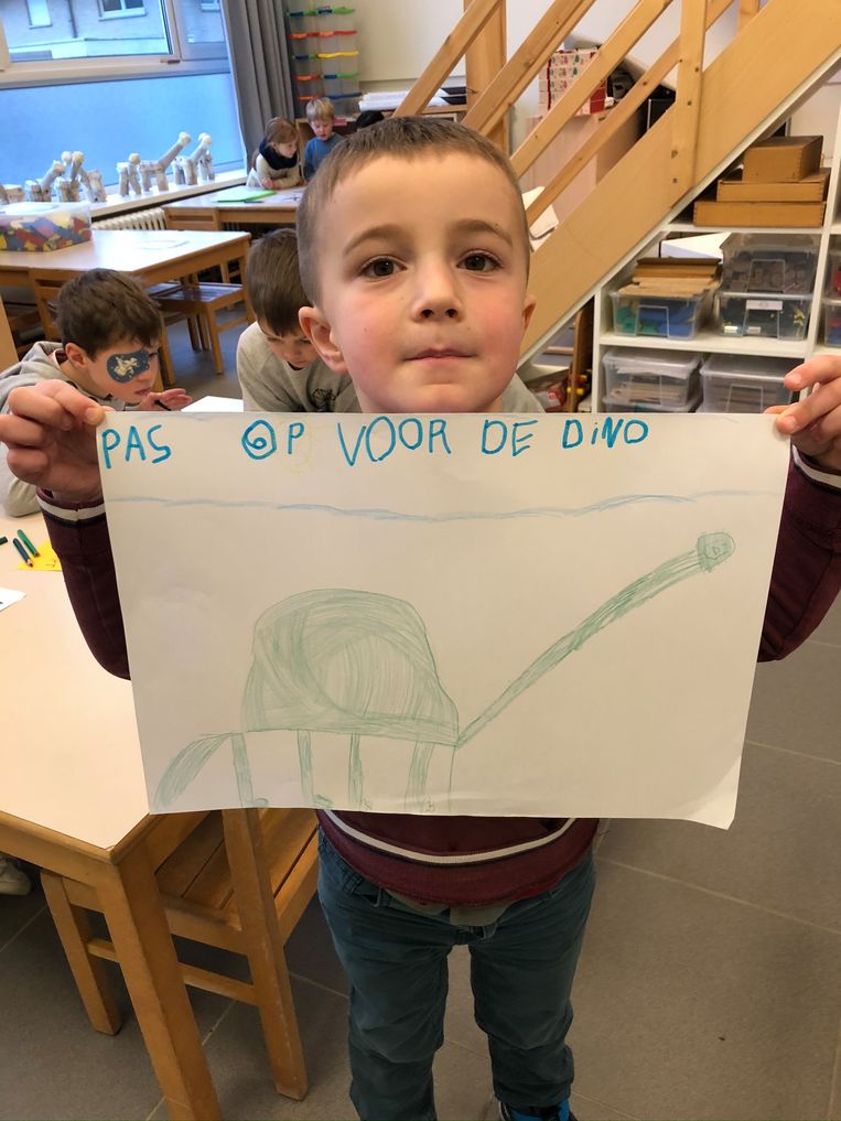 De kinderen van basisschool De Akker in Egem zitten met een ontsnapte dinosaurus en maakten affiches om de bevolking te waarschuwen.