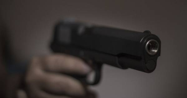 Politie arresteert gewapende man met getrokken pistolen in Afferden