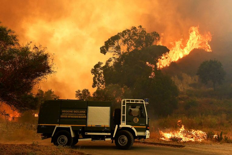 Brandweer van Sicilië stichtte brand voor uurloon van 10 ...