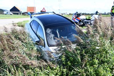 Auto in de sloot bij Poortvliet, één gewonde