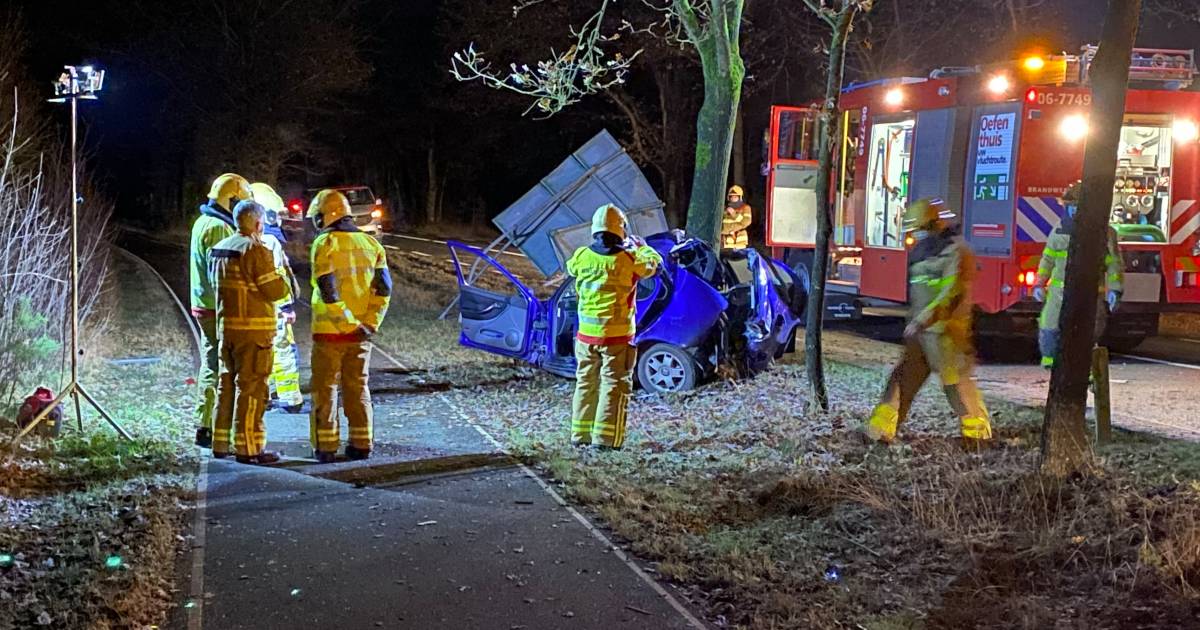 Ernstig ongeluk bij Uddel: auto vouwt zich om boom, inzittende zwaargewond.