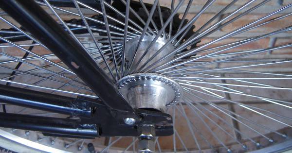 Haagse rijdt met slecht licht over A16 en blijkt twee gestolen fietsen in haar bus ...