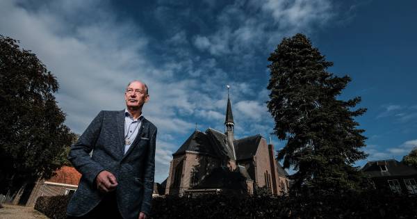 62 jaar nadat hij er gedoopt is, neemt diaken Theo afscheid van de kerk in Loil
