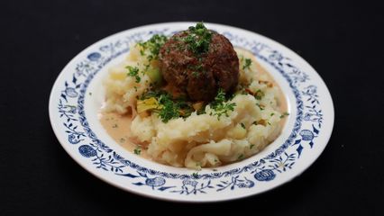 65. Boulettes avec sauce de poireaux à la crème et purée