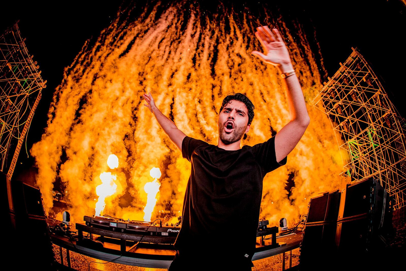 R3hab a touch of class all around the world la la la. The portrait ooh la. A touch of class - around the world (la la la la la). Песня of class la la la. R3hab all around.