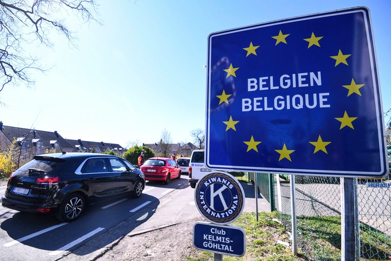 Vrachtwagen rijdt in op grenscontrole E314 in Maasmechelen ...