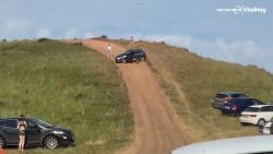 Man vergeet handrem op helling: wagen rijdt in op omstanders