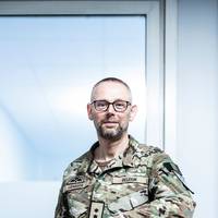 ‘Het is ongelooflijk hoeveel camera’s in een Tesla verwerkt zijn’: topman van Cybermacht over de digitale gevaren