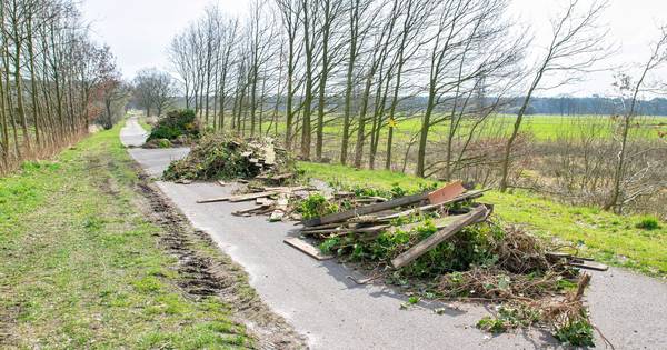 Alweer grote puinhoop op Baksevenweg in Heukelom: wie dumpte daar 10 kuub aan afval?