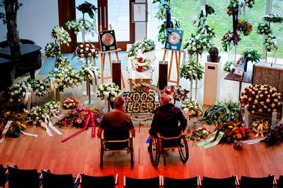 Honderden treurende fans brengen Koos Alberts laatste groet