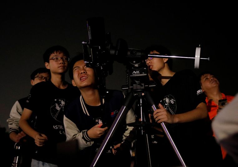 Studenten astronomie in Singapore halen hun telescoop boven om de bloedmaan te bekijken.