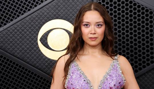 Laufey bracht in de ING Arena echo’s van Ella Fitzgerald en klassieke Hollywood-chic, maar evengoed de z van Gen Z