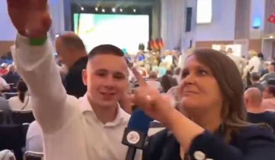 ▶ Reporter grijpt in bij opgeheven rechterhand van AfD-sympathisant na verkiezingsoverwinning: ‘Voorzichtig met die hand!’