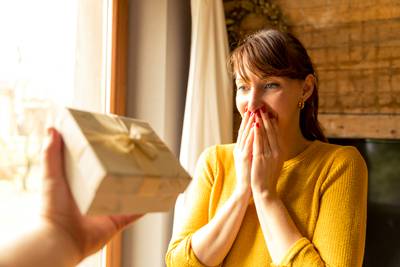 Zo doe je alsof een stom kerstcadeau superleuk is