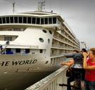 Antwerpse activisten zetten yogamatjes in tegen cruiseschepen