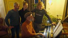 Kandidaten 'Met Vier in Bed' starten de week met karaoke
