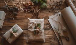 9 prachtige en ecologische manieren om kerstcadeautjes in te pakken