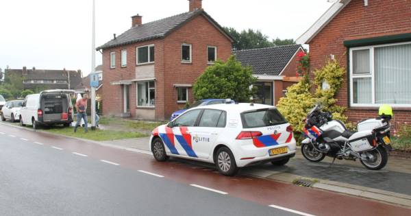 Politie doet langdurig onderzoek in woning Daarlerveen: Oorzaak nog onduidelijk.