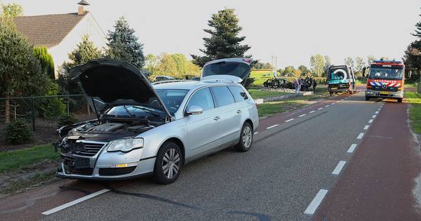 Vrouw gewond bij ongeluk in Nuland: auto flink in de kreukels