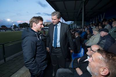 Burgemeester Kolff geniet van stuntwedstrijd GVVV tegen Dordrecht