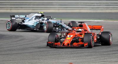 Vettel wint in Bahrein met minimale voorsprong op Bottas