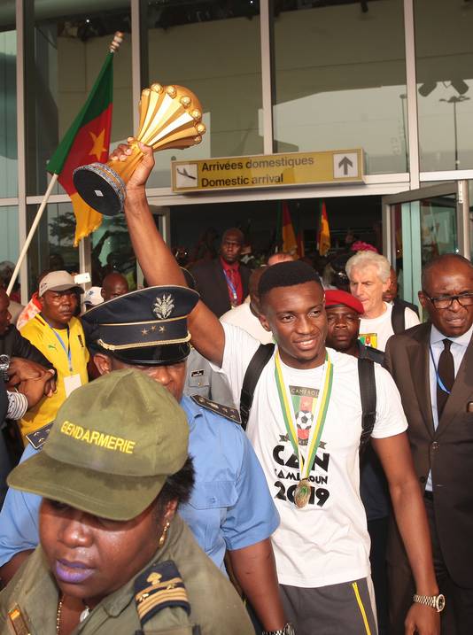 Aanvoerder Moukandjo is een held in Kameroen. Hier laat hij als eerste de Afrika Cup zien aan de fans.