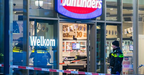 Overvallers met messen en bijlen sluiten supermarktpersoneel Jan Linders op in koelcel