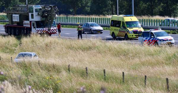 Auto ramt hek langs A73 bij Beers