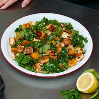 Wintersalade met bulgur, pompoen, boerenkool en sweet & spicy halloumi