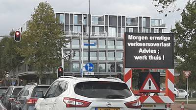 Festivaltaferelen op stoep Provinciehuis voor komst honderden boze boeren