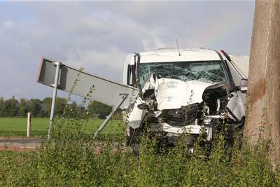 Automobilist (47) uit Gameren overleden na botsing tegen boom in Hedel