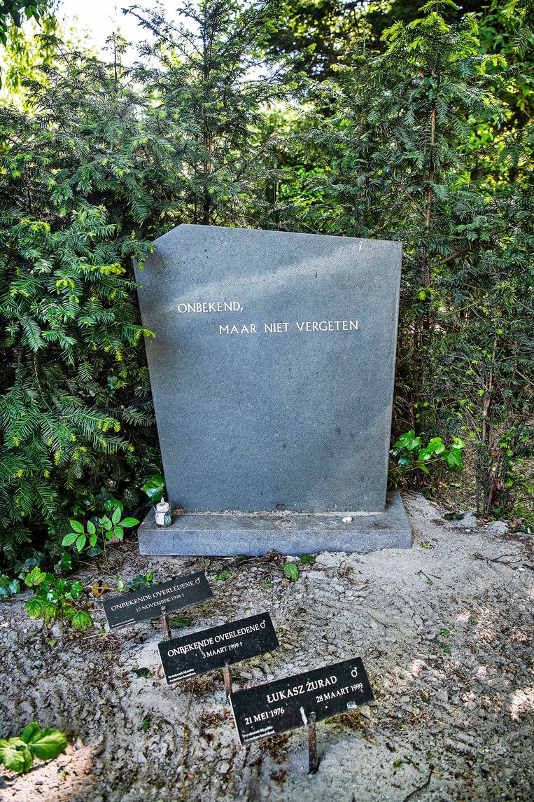 Grafsteen voor onbekende personen die de afgelopen jaren zijn begraven op St. Barbara in Amsterdam. Beeld Guus Dubbelman / de Volkskrant