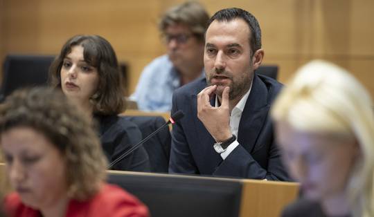 Parlementslid weigert voor te stemmen: woonstbetredingen zorgen voor nieuwe spanningen tussen MR en Les Engagés