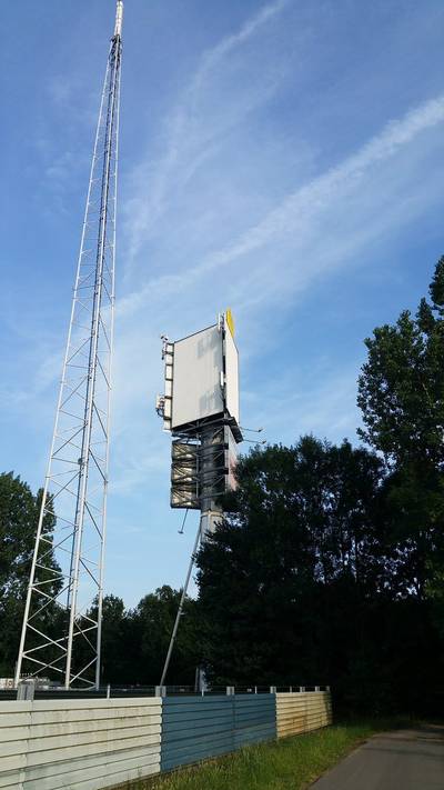 Man klimt in tientallen meters hoge reclamezuil langs A18