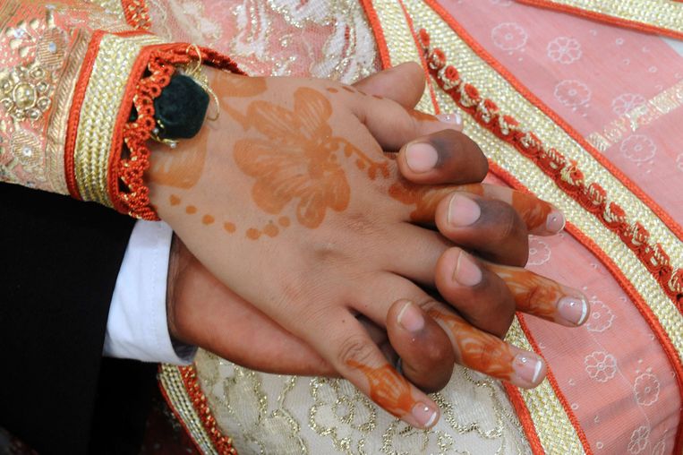 Als het van haar ouders afhangt, trouwt Aïsha binnenkort met een neef in Marokko. Maar tegen dan zal het te laat zijn, want ze zal al iemands vrouw zijn. Achter hun rug, en tegen de Marokkaanse traditie van haar familie in, plant Aïsha haar éigen huwelijk. In december zegt ze ‘ja’, maar niemand zal het weten. Een verhaal over strakke keurslijven en sterke geloofsovertuigingen, en over een jonge moslima die zich daaruit los probeert te wrikken.