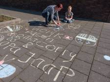 Paasgroet in stoepkrijt voor onbereikbare opa en oma