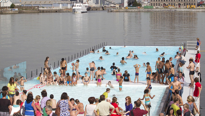 Le Premier Bateau Piscine De Belgique Sest Ouvert à Anvers