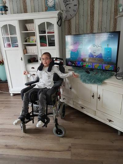Gehandicapt meisje krijgt nieuwe tv van agenten na inbraak