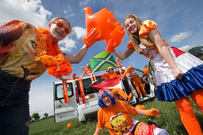 Deze Oranjefans uit de regio steunen de Leeuwinnen in Frankrijk: ‘Bonjours mes amis!’