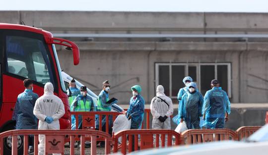 Eerste passagiers van door hantavirus getroffen cruiseschip naar land gebracht