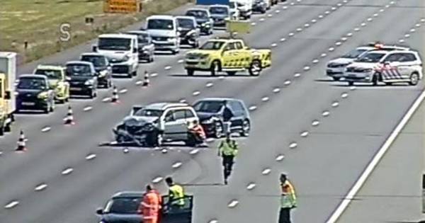 Ongeluk op A2 bij Vinkeveen, vier rijstroken dicht.
